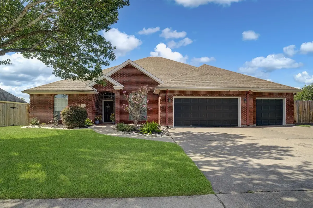 20 Chuckwagon Court, Angleton, TX 77515 - #1