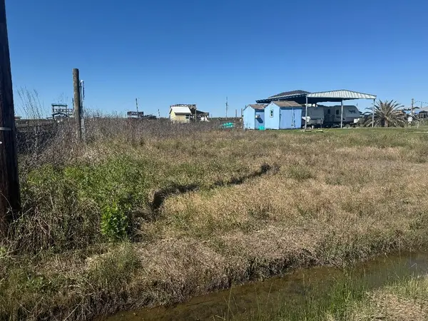 1455 Mabry Street, Gilchrist, TX 77617