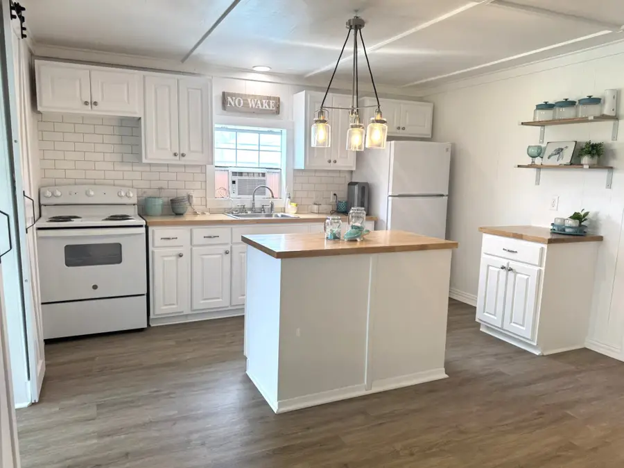 302 2nd Street, Palacios, TX 77465 - Image #2