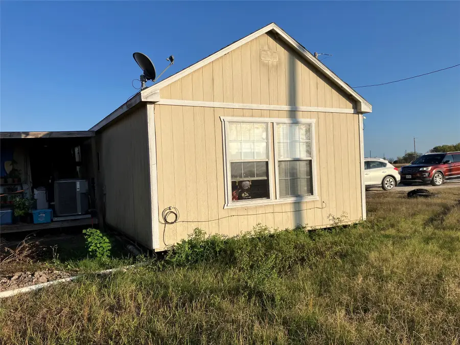 106 Avalon, Palacios, TX 77465 - Image #2
