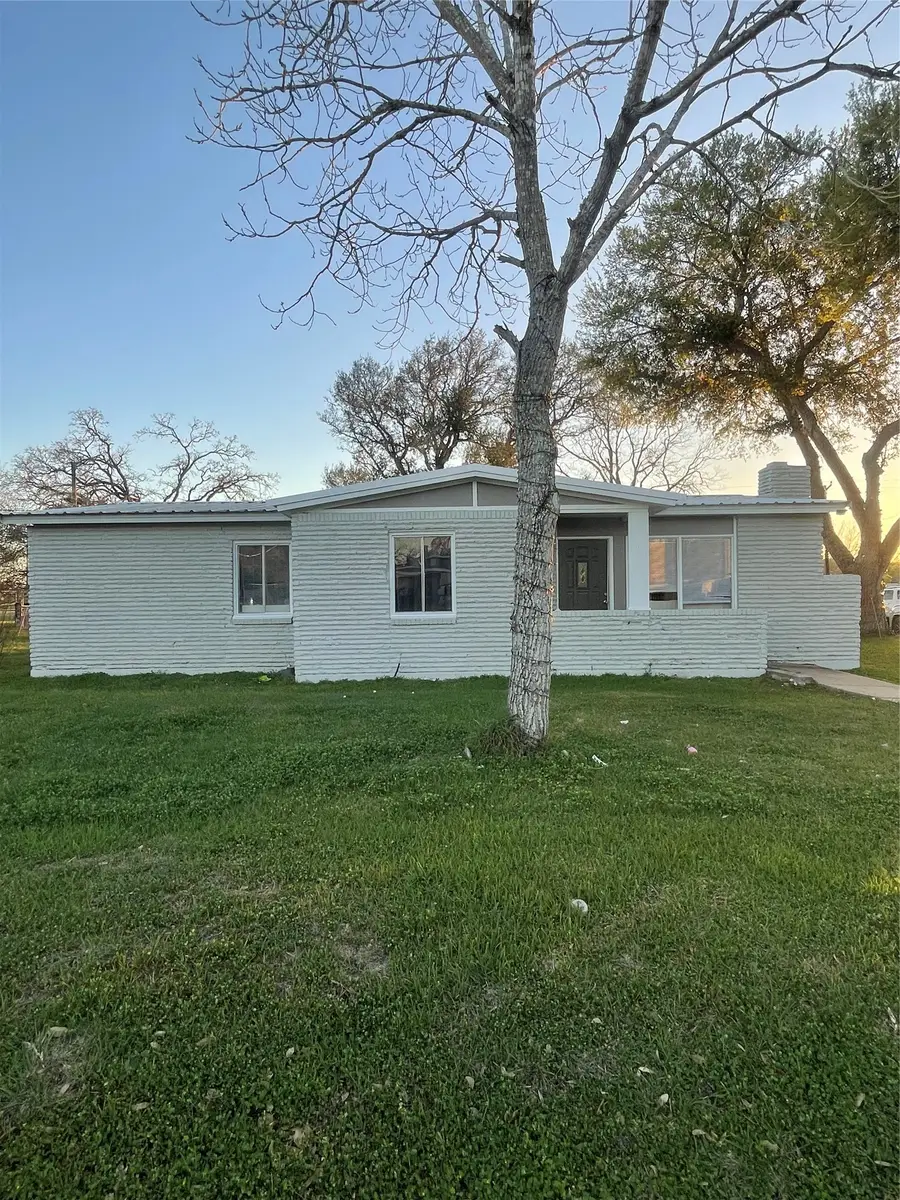 611 Sarah Street, Edna, TX 77957 - #2