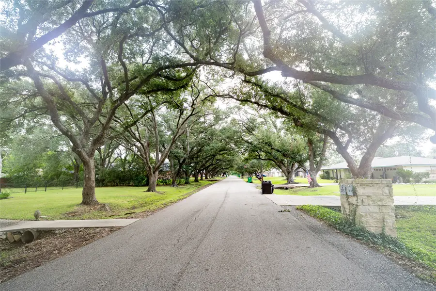 205 W Bronco Bend, Angleton, TX 77515 - #2