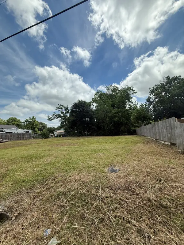 106 S Washington Street, Texas City, TX 77591