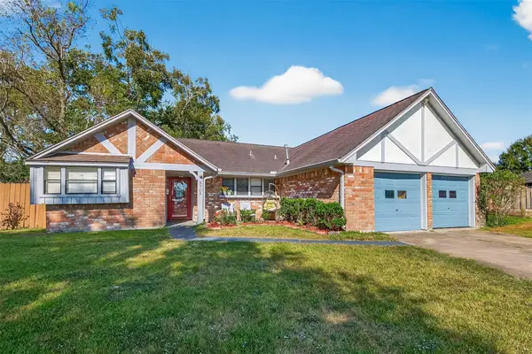 5703 Woodville Lane, Pearland, TX 77584