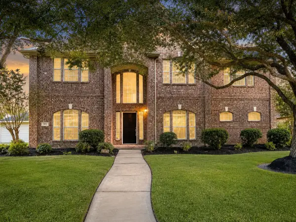 501 Falcon Lake Drive, Friendswood, TX 77546