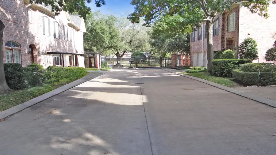 5823 Inwood Park Court, Houston, TX 77057 - Image #3