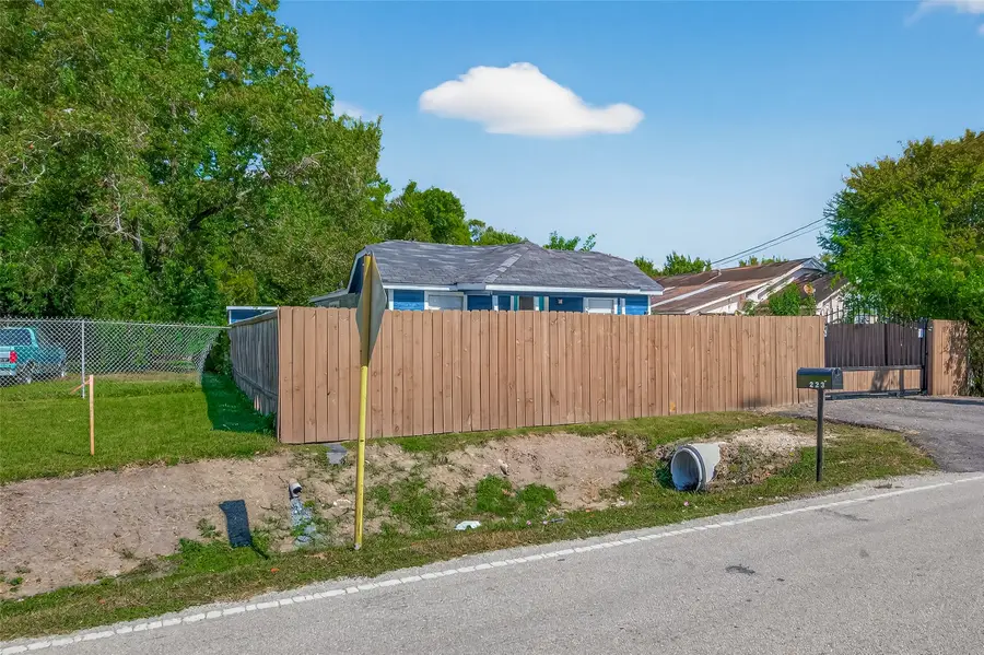 223 E Melville Drive, Crosby, TX 77532 - Image #2