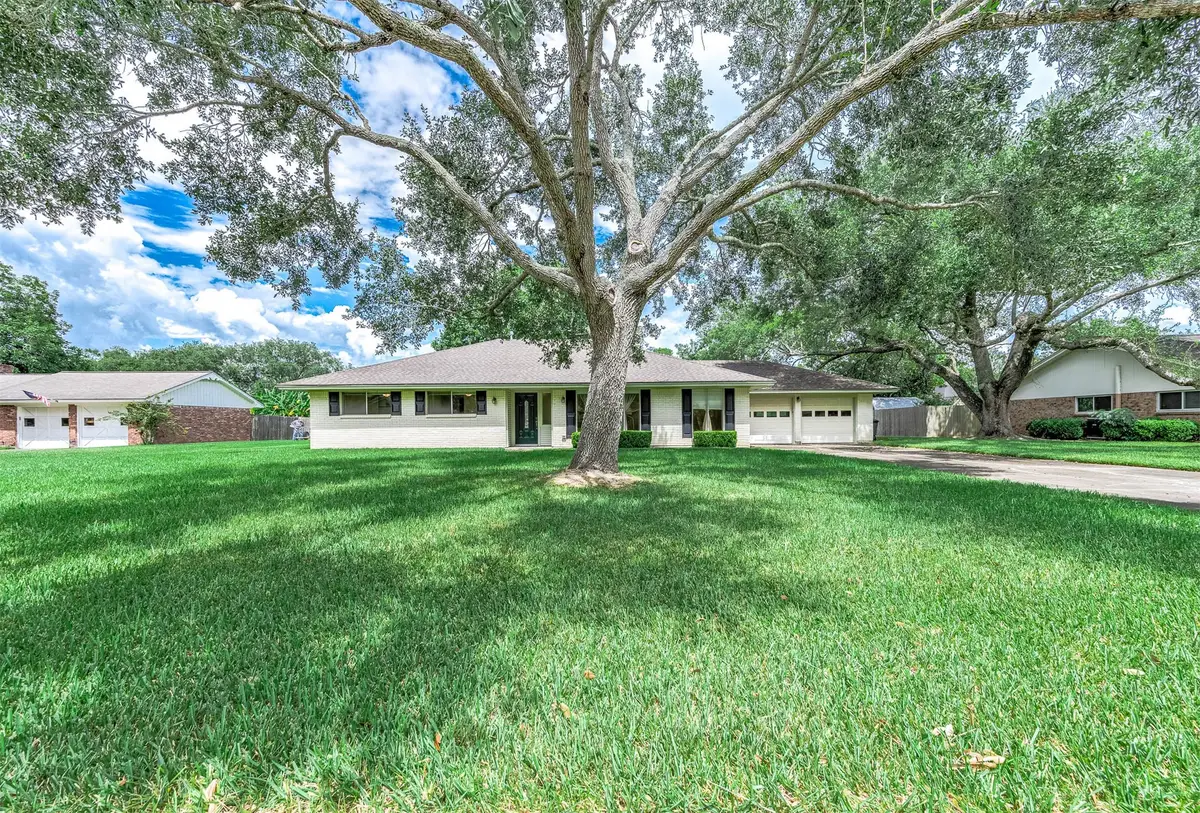 212 E Crestmont Drive, Alvin, TX 77511 - #1