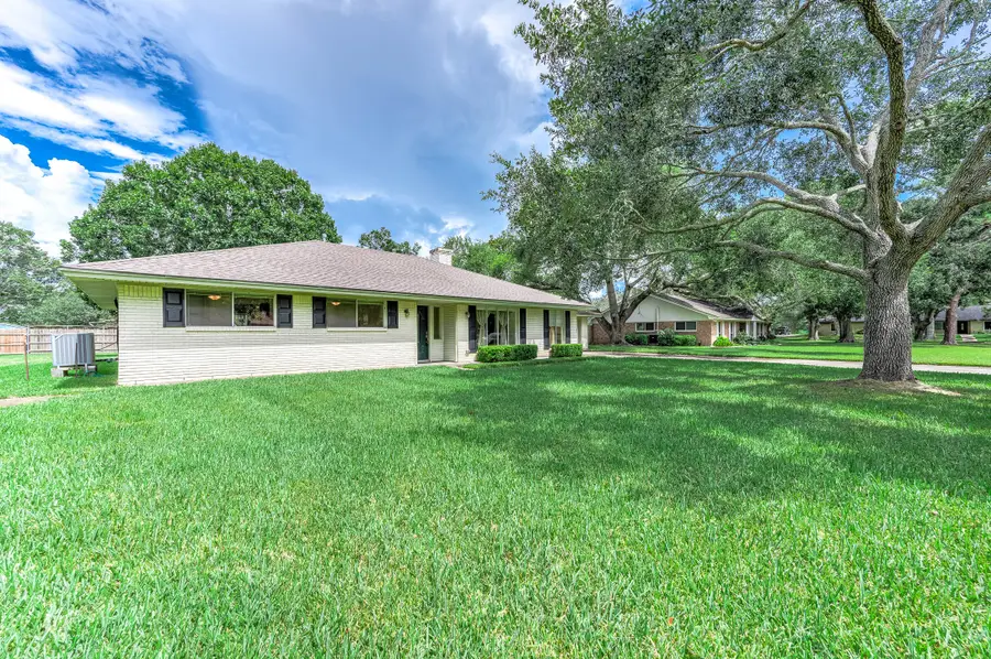 212 E Crestmont Drive, Alvin, TX 77511 - #3