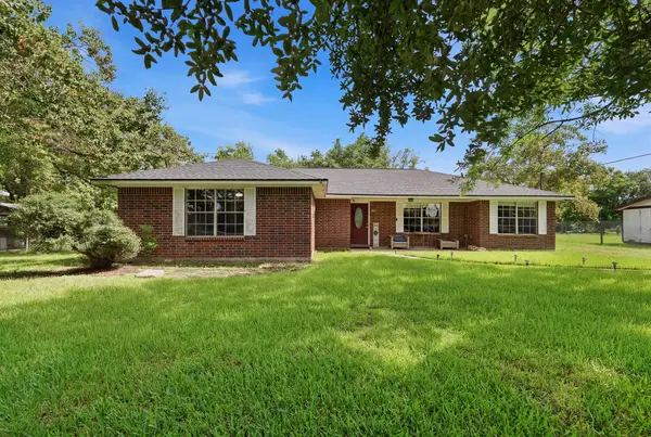 5040 County Road 31, Angleton, TX 77515