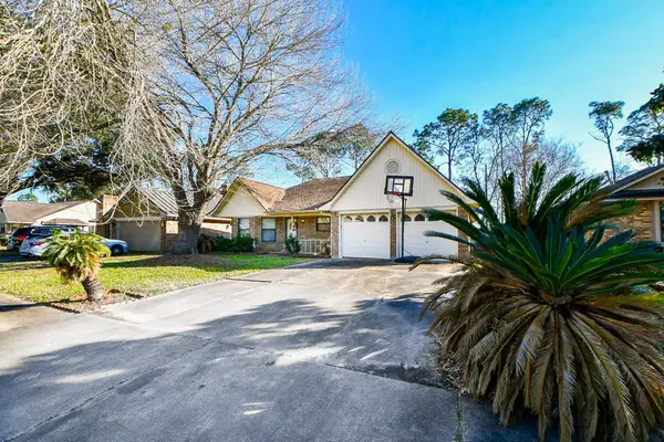 68 Alexander Court, Angleton, TX 77515