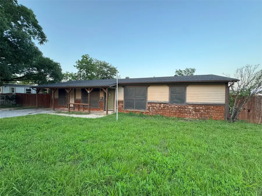 108 Sally Street, Joshua, TX 76058 - Image #2