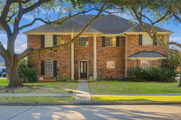 405 Regency Court, Friendswood, TX 77546
