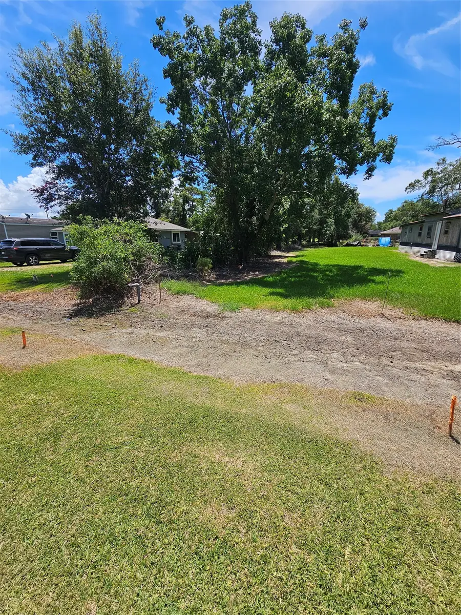 906 Wheeler Street, Anahuac, TX 77514 - #2