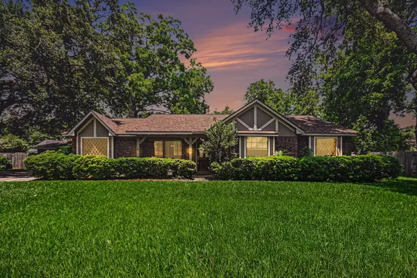 62 Daffodil Court, Lake Jackson, TX 77566