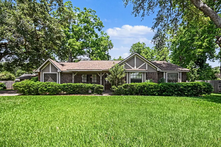 62 Daffodil Court, Lake Jackson, TX 77566 - #2