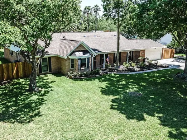 208 Lakeshore Drive, Seabrook, TX 77586