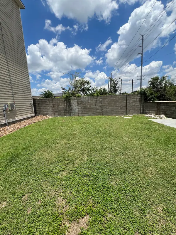 2102 Oatfield Drive, Houston, TX 77018