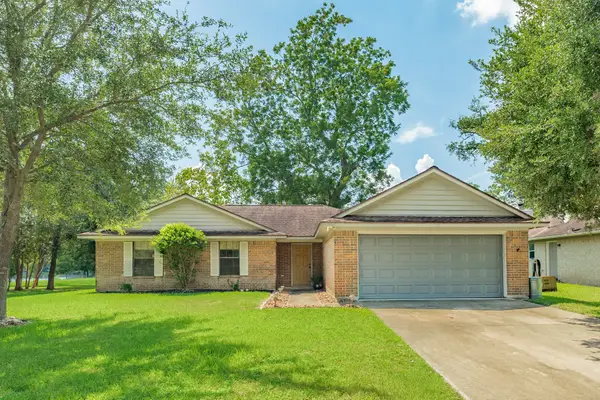 121 Bougainvillea Street, Lake Jackson, TX 77566