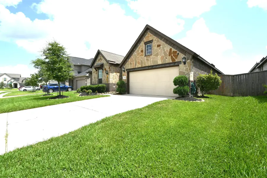 14011 Lago Creek Court, Rosharon, TX 77583 - Image #3