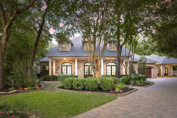 2 Hunnewell Way, The Woodlands, TX 77382