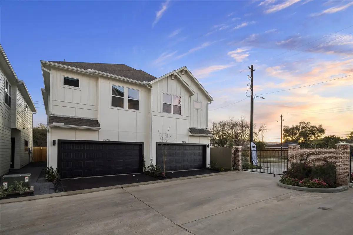 3925 Willowbend Point, Houston, TX 77025 - Image #1