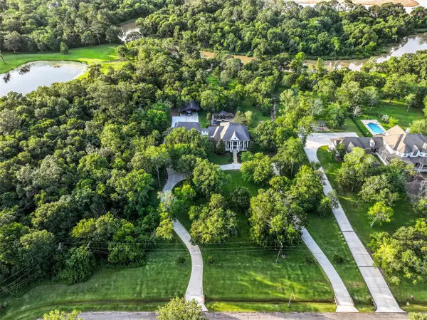 650 Oak Drive, Friendswood, TX 77546