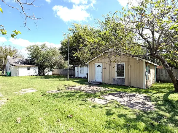 209 S Avenue C, Freeport, TX 77541