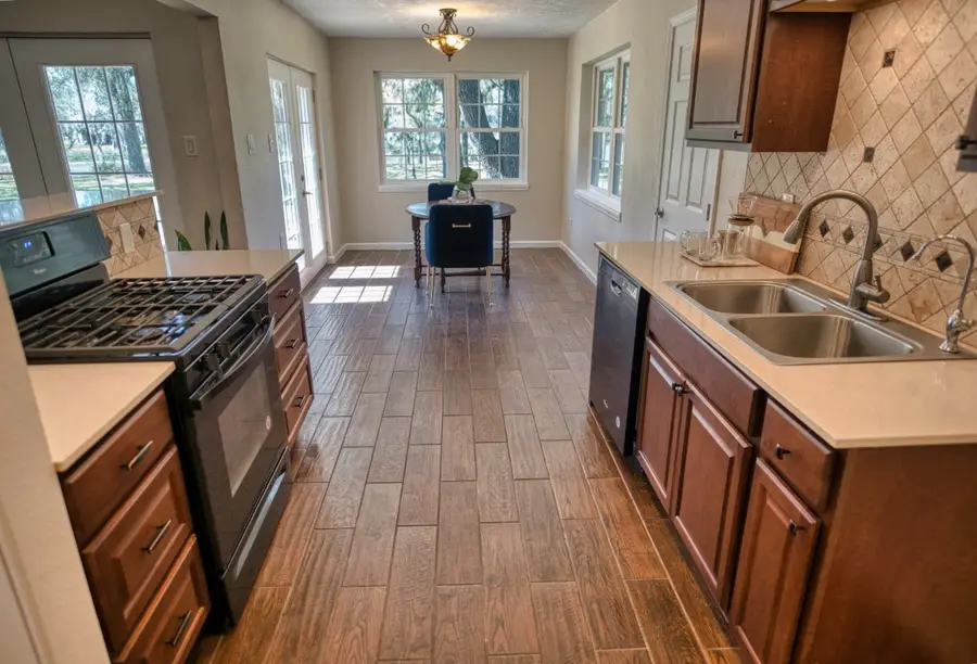 319 Buffalo Trail, Lake Jackson, TX 77566 - #2