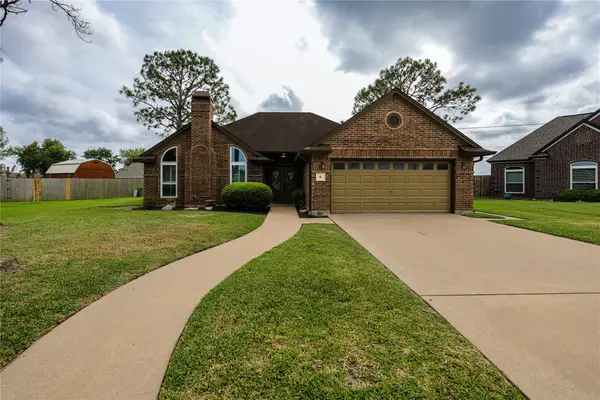 4 Lasso Court, Angleton, TX 77515