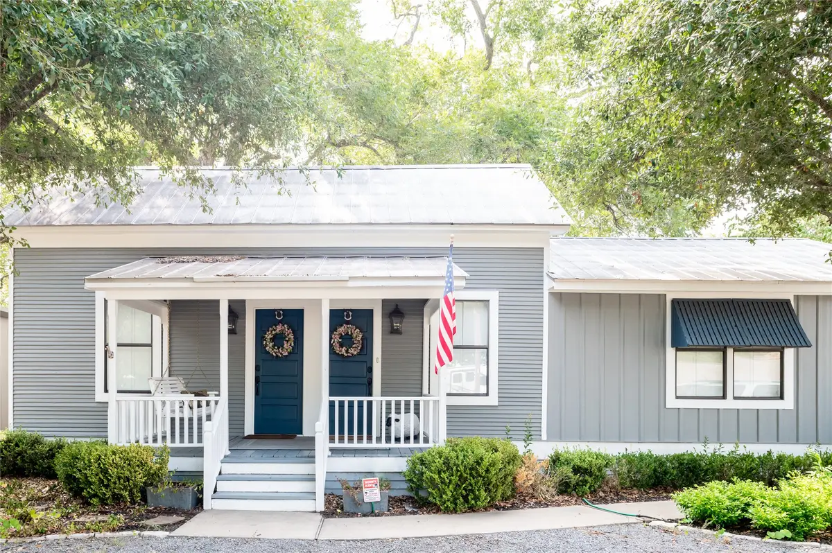 104 W Bell Street, Fayetteville, TX 78940 - #1