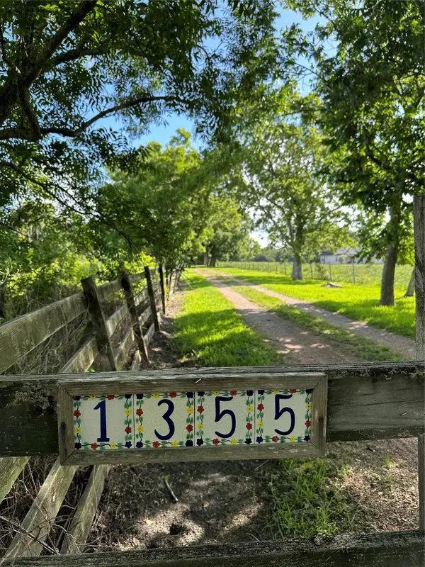 1355 County Road 145, Alvin, TX 77511