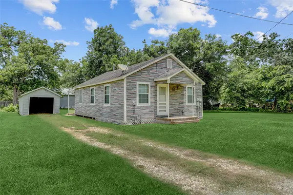 215 E Dahlgren Avenue, Wharton, TX 77488