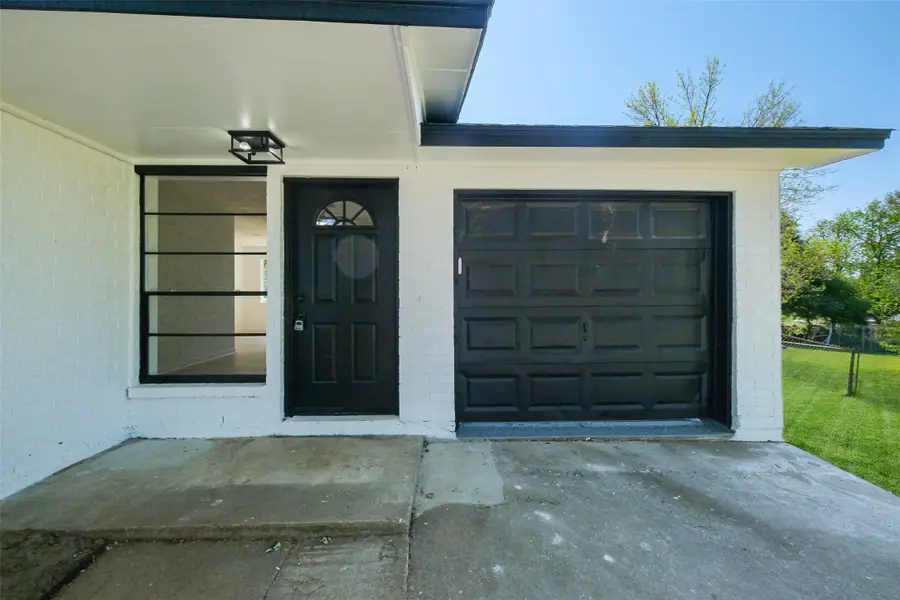 221 N Baron Street, Bellville, TX 77418 - #2
