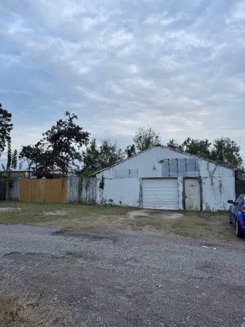 611 Northwood Drive, Conroe, TX 77303 - Image #1