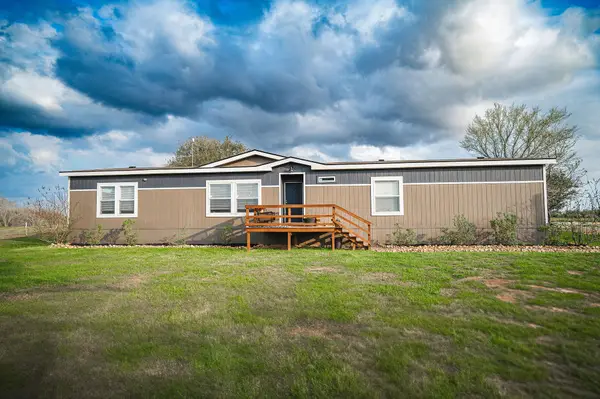 1689 County Road 315, Yoakum, TX 77995