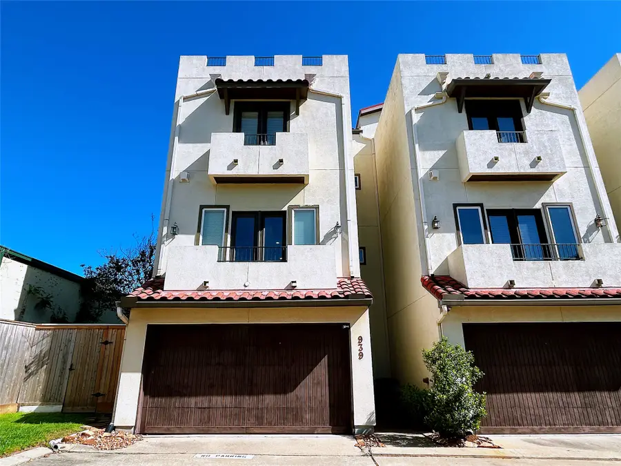 939 Queen Annes Road, Houston, TX 77024 - Image #2