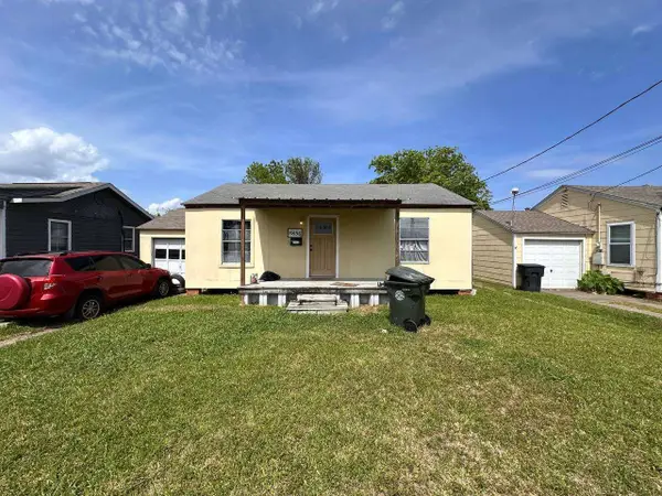 3856 Lincoln Avenue, Groves, TX 77619