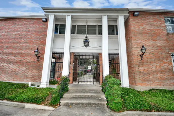 2711 Briarhurst Drive #18, Houston, TX 77057