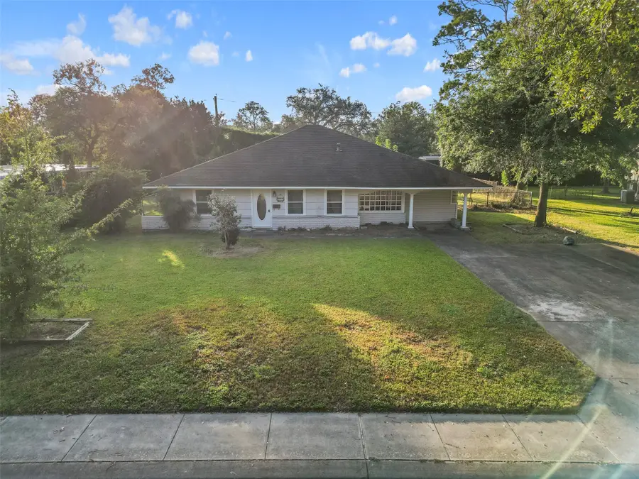 935 Magnolia Street, Lake Jackson, TX 77566 - Image #2