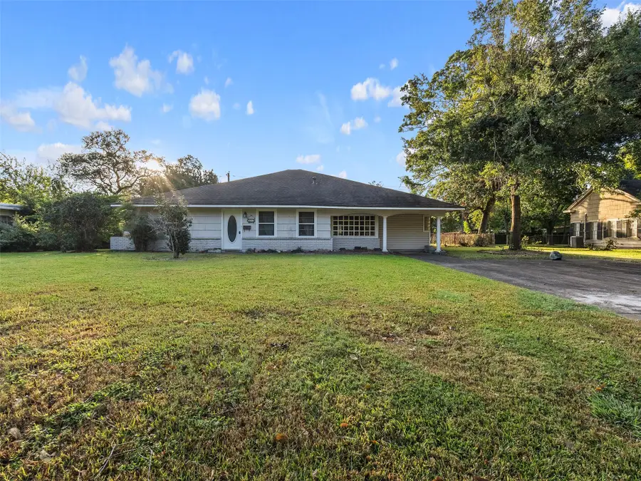 935 Magnolia Street, Lake Jackson, TX 77566 - Image #3