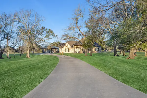 726 Stallion Circle, Angleton, TX 77515