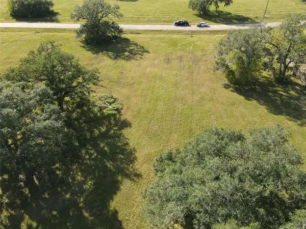 381 Pony Trail, Angleton, TX 77515