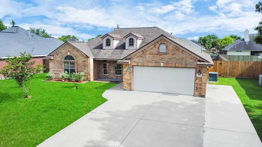 204 Audubon Woods Court, Richwood, TX 77531 - Image #2