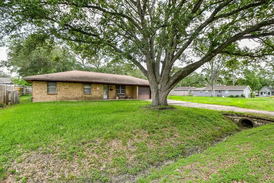 703 S Washington Street, El Campo, TX 77437 - #3