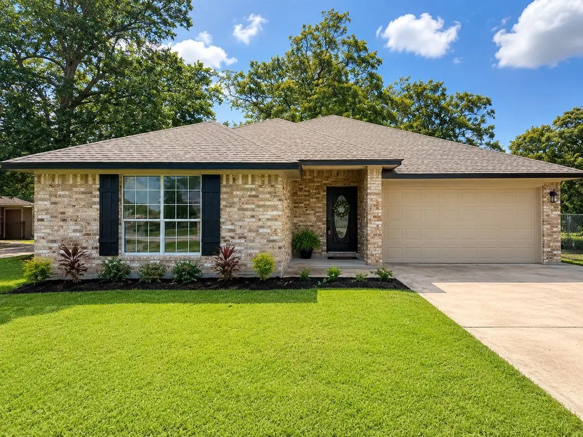 216 Sleepy Hollow Drive, Lake Jackson, TX 77566 - #1