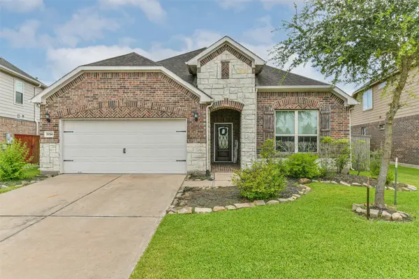 3724 Emerald Falls Lane, Pearland, TX 77581