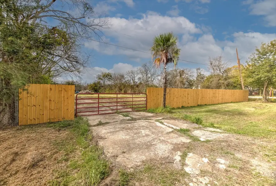 301 Oakland Street, Baytown, TX 77520 - #2