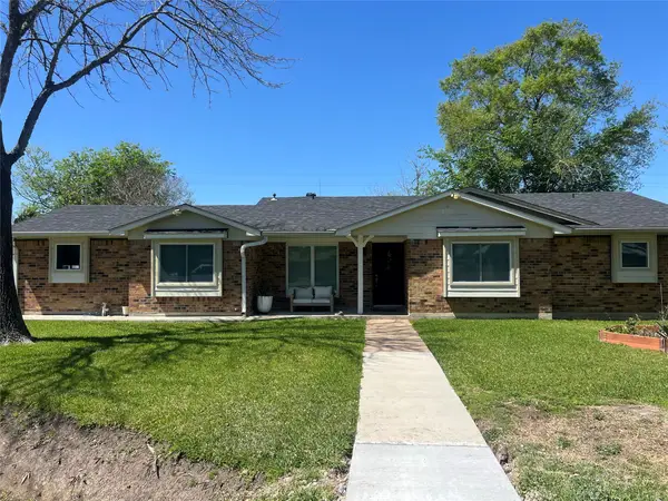 402 Lyndale Drive, Highlands, TX 77562