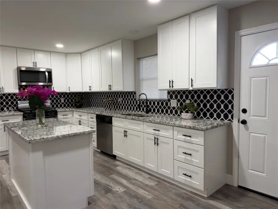 220 Austin St, Angleton, TX 77515 - #3